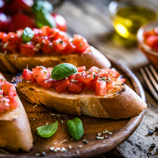 Класическа брускета с домати