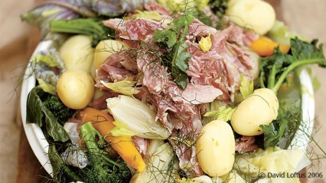 Месо с пролетни зеленчуци