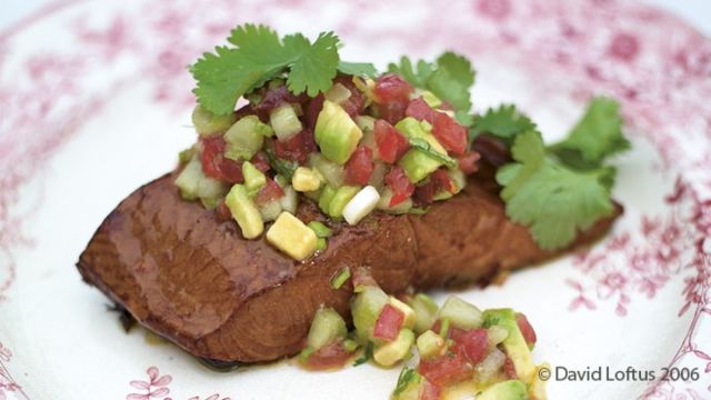 Пушена сьомга със салца от чили