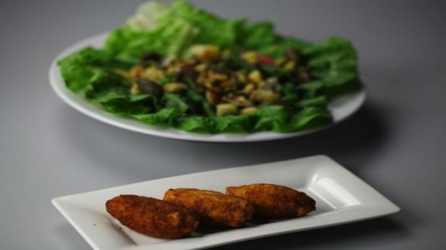 Картофени крокети и салата с крутони и каперси