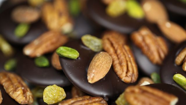 Шоколадови бонбони с ядки