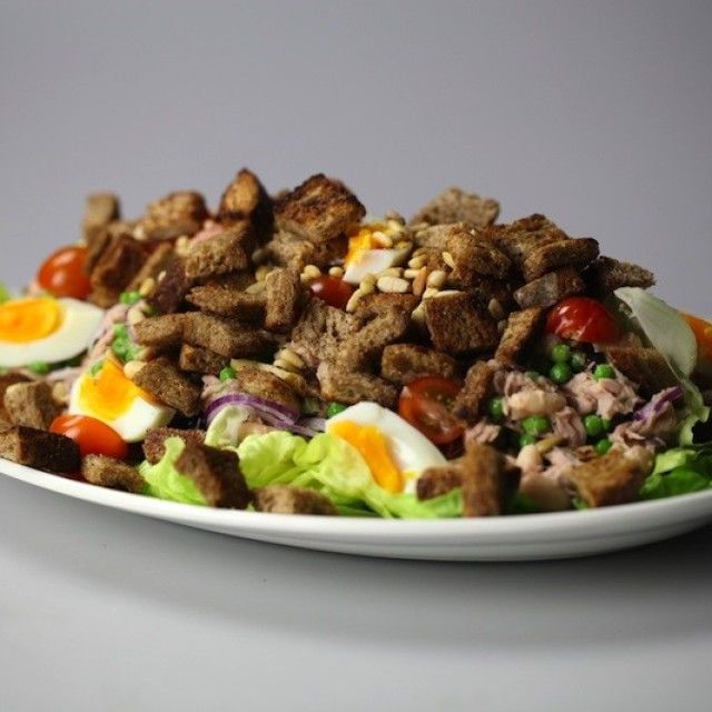 Салата с домашни крутони
