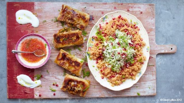 Рачешки банички с доматена салса и салата