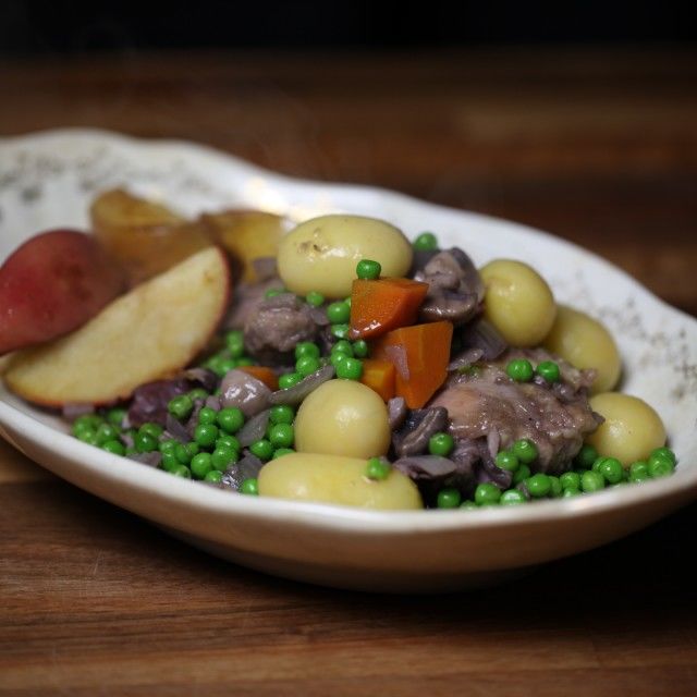 Пилешки бутчета във винен сос /coque au vin/