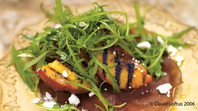 Салата с печени праскови и брезаола