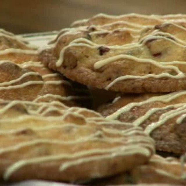Сладки с бял шоколад и червени боровинки