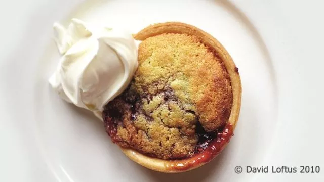 Тарталети с бадеми и малиново сладко