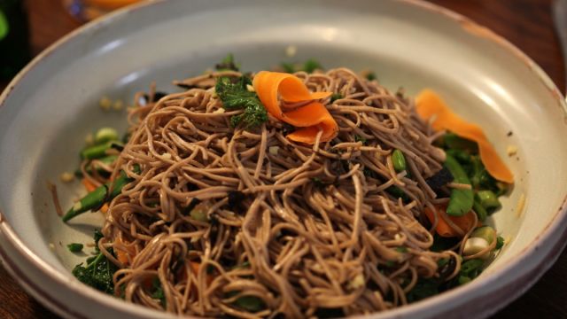 Салата със соба нудъли