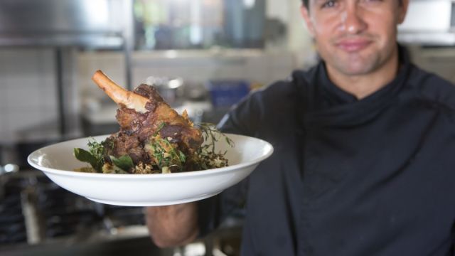 Печено агнешко бутче върху пюре от карфиол