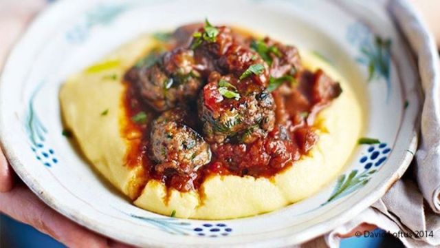 Сицилиански кюфтета със сос "Норма" и полента