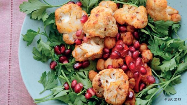 Топла пикантна салата с карфиол и нахут