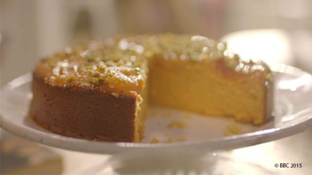 Сладкиш със сушени кайсии, кардамон и розова вода
