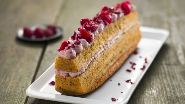 Хляб с шамфъстък, роза и малини