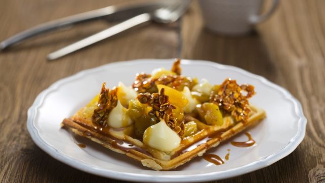 Гофрети със сладко от круши и карамелен сос