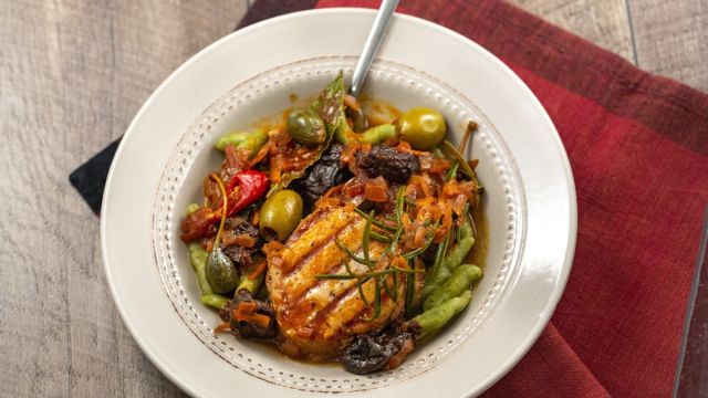 Риба тон с паста плюканци и сос пащицада