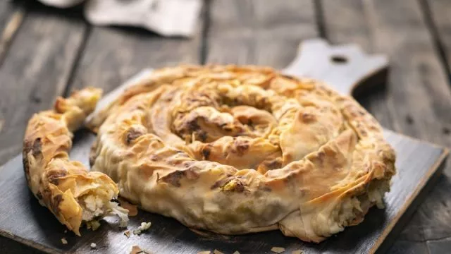 Баница с праз, бекон и сирене