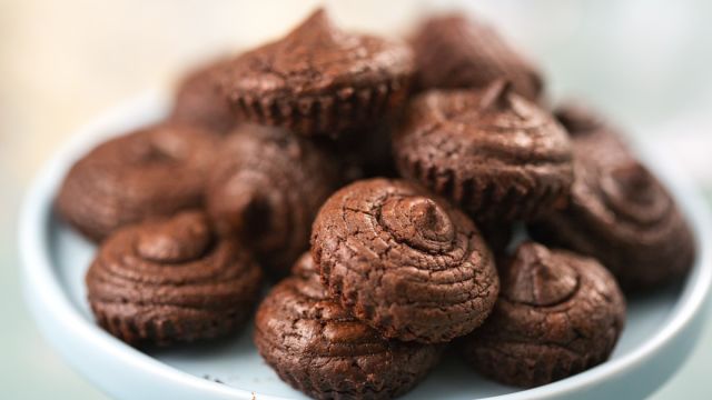 Шоколадови мини мъфини с чили и зехтин