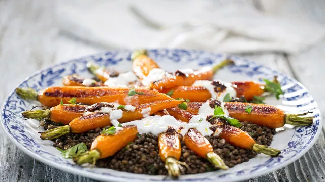 Салата от черна леща и моркови