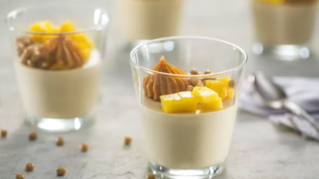 Мус от карамелизиран бял шоколад с карамелен крем и манго