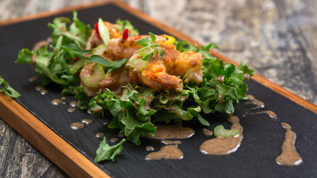 Зелена салата със скариди и горчица