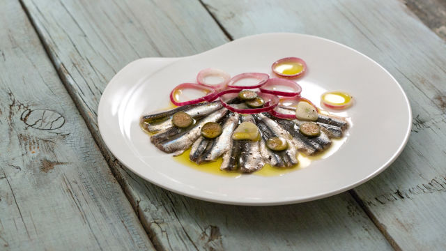 Маринована прясна аншоа с каперси