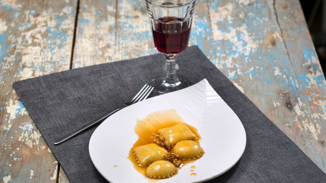 Кнедли със сироп от сладко вино, мед и портокали