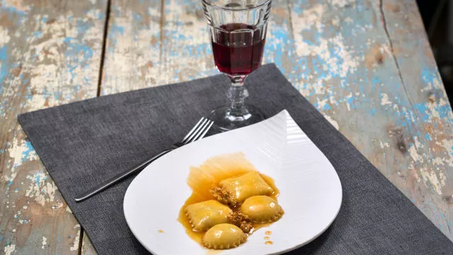 Кнедли със сироп от сладко вино, мед и портокали