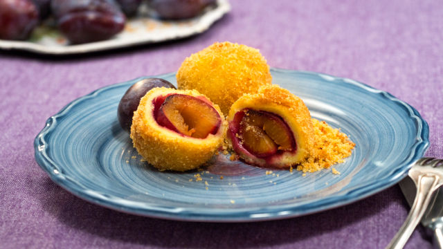 Кнедли със сини сливи