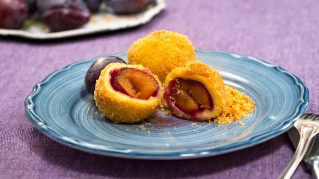 Кнедли със сини сливи