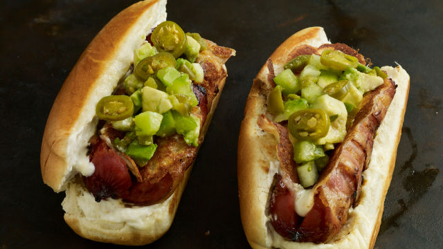 Хотдог с бекон, сирене и авокадо