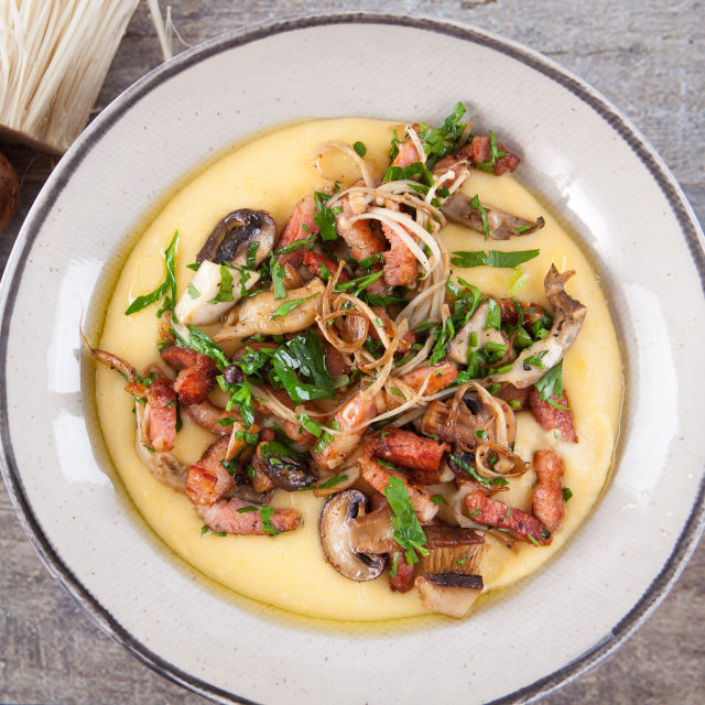 Кремообразна полента със сотирани гъби