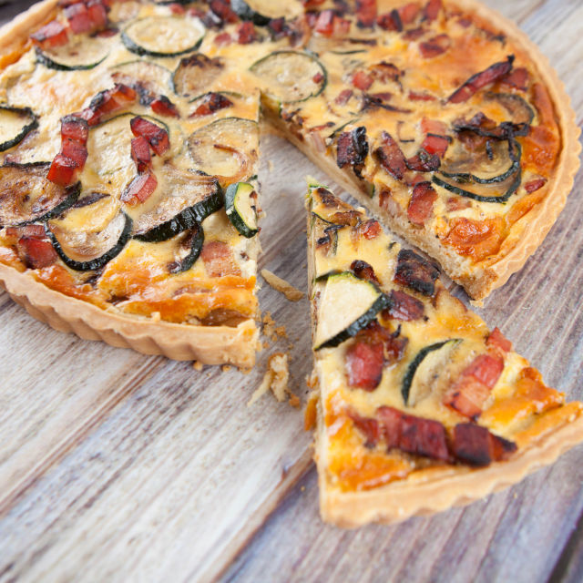 Тарт с карамелизирани тиквички и бекон