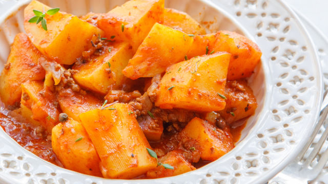 Картофена яхния с кайма