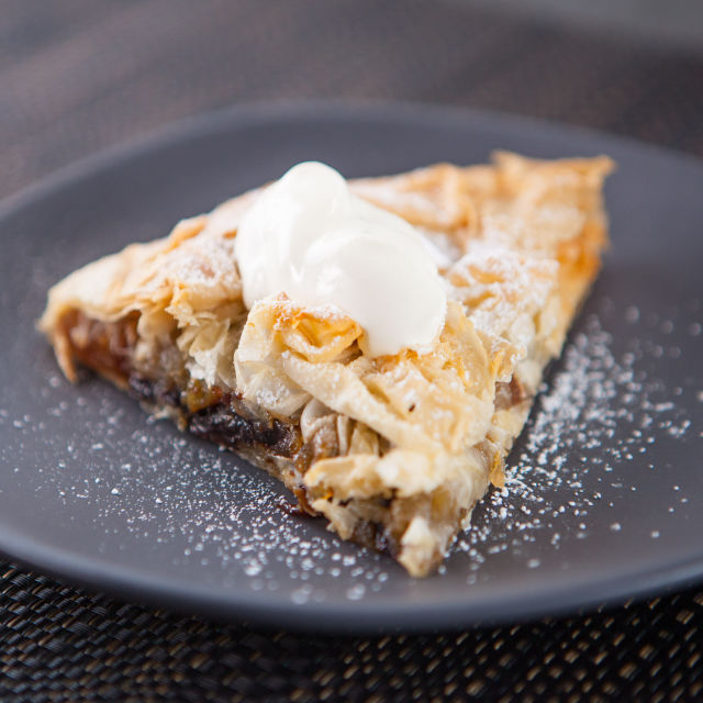 Тарт с фламбирани ябълки и сливи