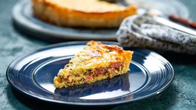 Киш с наденица