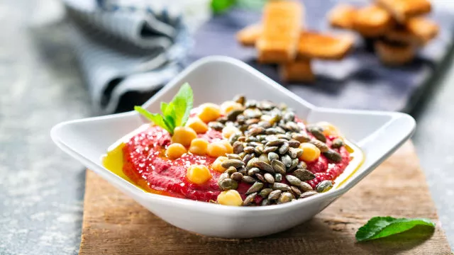 Хумус с червено цвекло