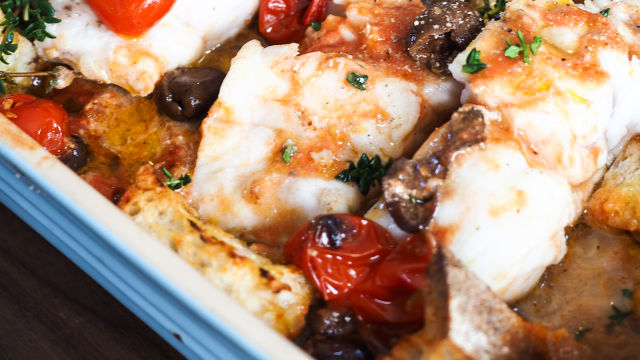 Печена бяла риба с хляб, чери домати, маслини и каперси