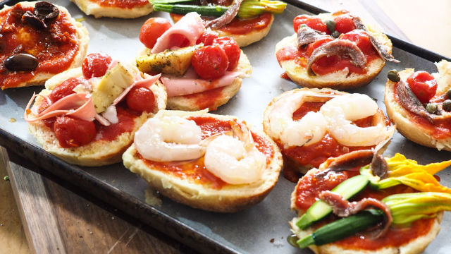 Малки пици със стар хляб