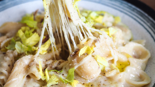 Паста с картофи, панчета и проволоне