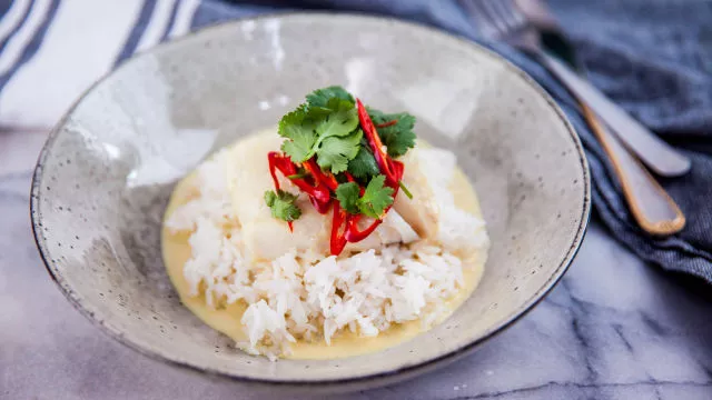 Поширана бяла риба в бадемово мляко