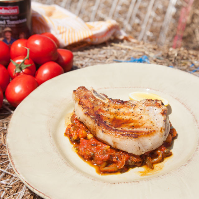 Свински котлети с домати и нахут