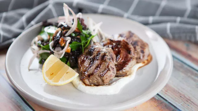 Агнешки котлети със салата от магданоз и сини сливи