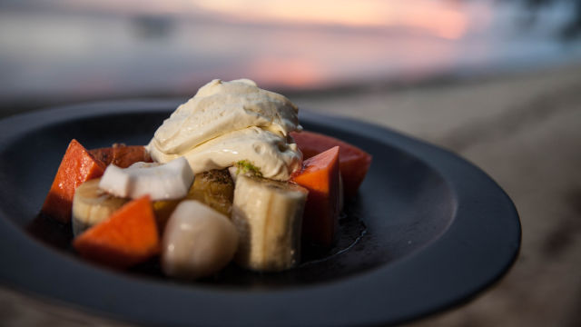 Тропически плодове с бял шоколадово-кокосов мус