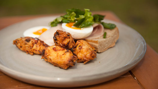 Кюфтенца от кореноплодни зеленчуци с варени яйца и шунка