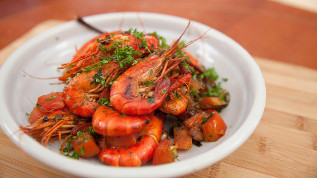 Сотирани речни скариди с лук и масло