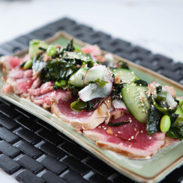 Риба тон татаки със салата с уакаме