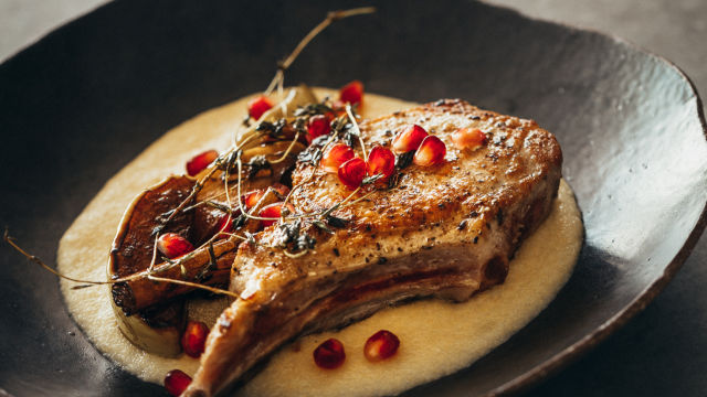 Свински котлети със сладко-кисели ябълки и полента