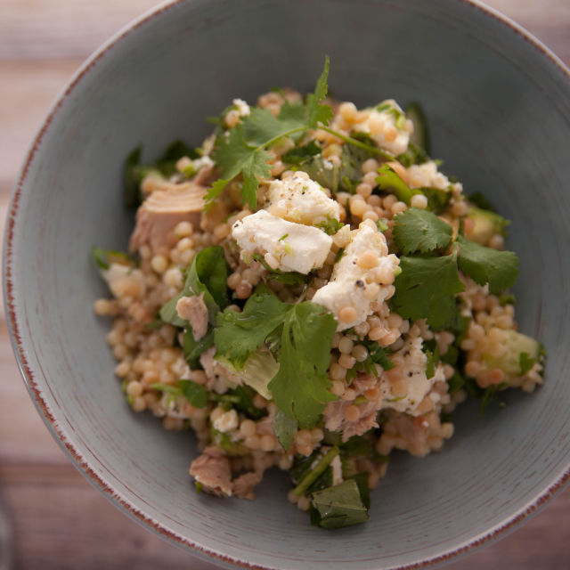 Салата с перлен кускус, риба тон и авокадо
