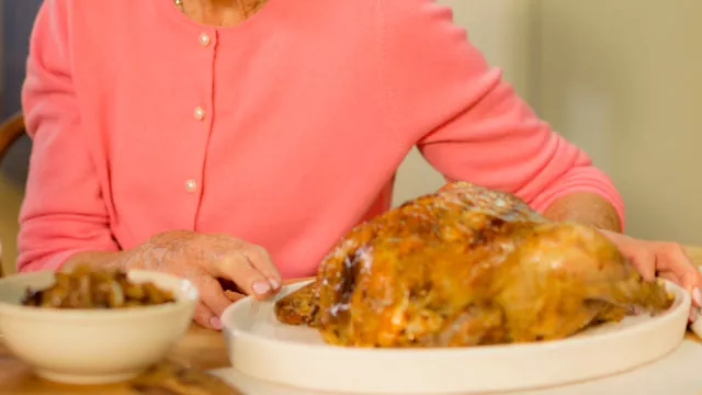 Печено пиле с овкусено масло и карамелизиран лук