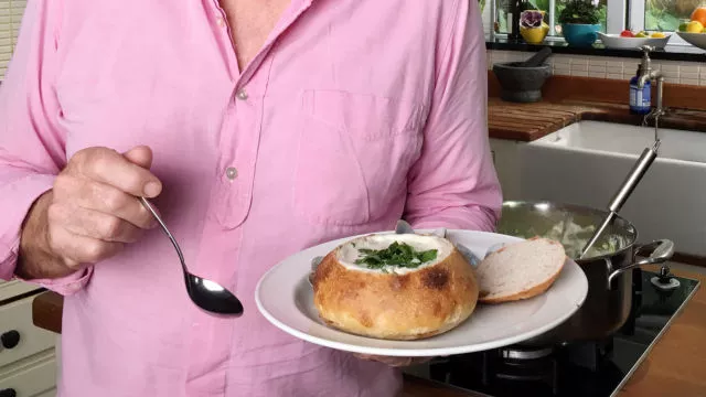 Чаудър с миди в купички от хляб